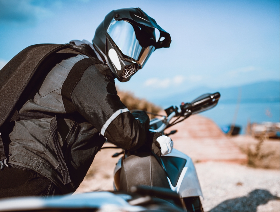 Mężczyzna w kasku motocyklowym