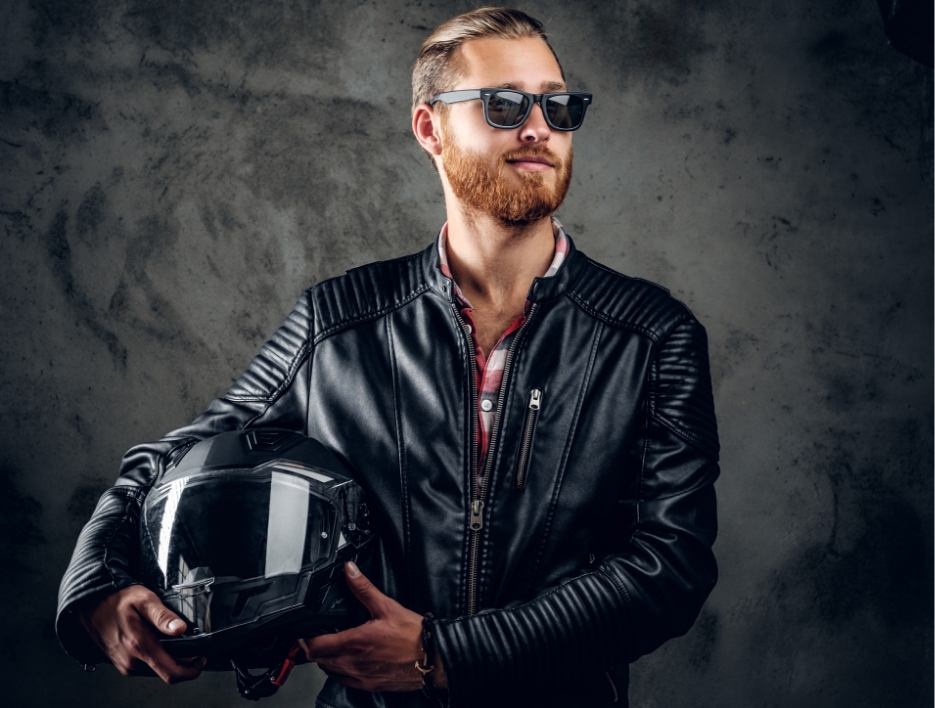 Mężczyzna trzymający kask motocyklowy